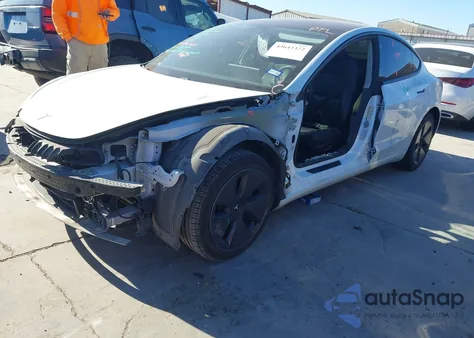 2021 Tesla Model 3 Standard Range Plus Rear-Wheel Drive z USA, uszkodzony, nr VIN 5YJ3E1EA8MF985581